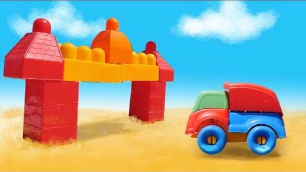 Video Un piccolo camion sulla spiaggia costruisce un castello! em Portuguese