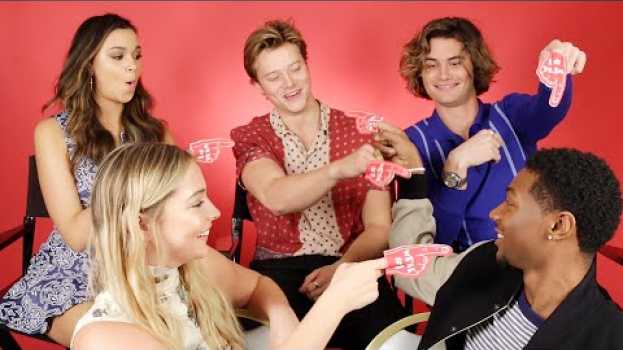 Video The Cast Of "Outer Banks" Plays Who's Who en Español