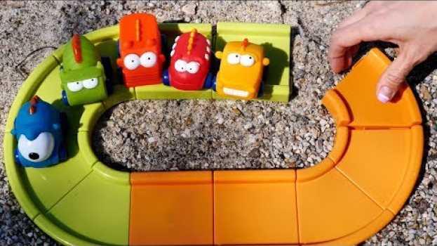 Video Andiamo al mare con Maria e le macchinine colorate - video divertenti per bambini na Polish