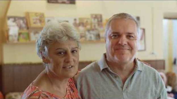 Video Le nostre Casa Famiglia hanno una mamma e un papà em Portuguese