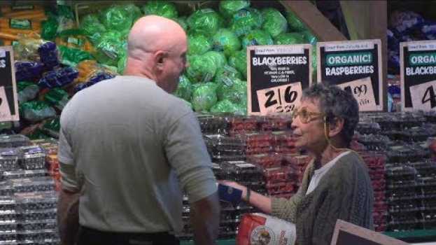 Video Older woman shopping alone asks for help | What Would You Do? | WWYD su italiano