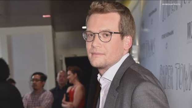 Video Author John Green hosting public discussion on banned books in Deutsch