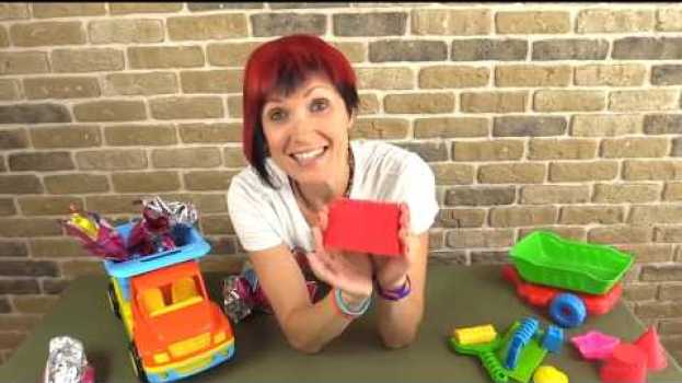 Video Maria scarta i suoi regali di compleanno e poi tutti in spiaggia! em Portuguese
