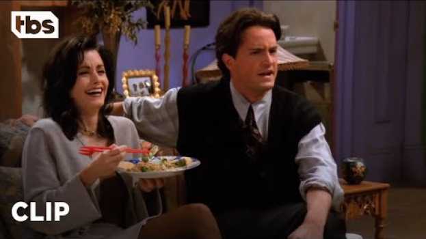 Video Friends: Chandler’s Shocked that People Assume He’s Gay (Season 1 Clip) | TBS en français