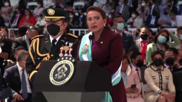 Video Xiomara Castro asume como la primera presidenta mujer en los 200 años de historia de Honduras na Polish