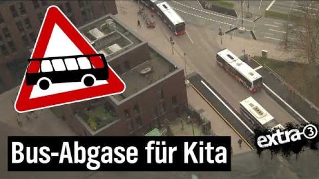 Видео Realer Irrsinn: Buseinweiser vor Kita in Hamburg | extra 3 Spezial: Der reale Irrsinn | NDR на русском