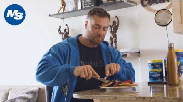 Video What Pro Bodybuilders Eat for Breakfast | Chris Bumstead's Favorite Meal 1 en français