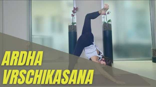 Video Yoga: come fare Ardha Vrschikasana | Posizione yoga del mezzo Scorpione | Francesca Cassia in Deutsch