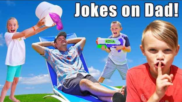 Video Sneaky Jokes On Our Dad! (And Spying!) Kids Fun TV em Portuguese