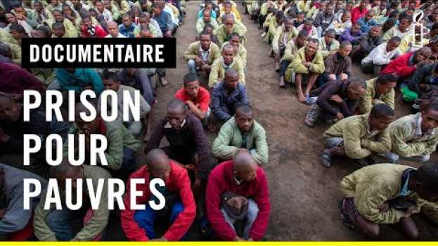 Video Immersion dans les pires prisons de Madagascar su italiano