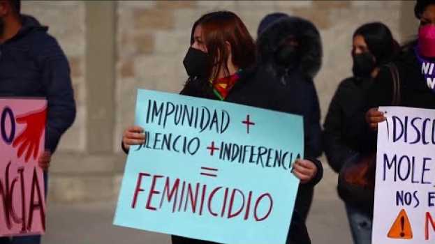 Видео Manifestantes denuncian feminicidios y asesinatos contra la comunidad LGBTQ en la ciudad de Juárez на русском