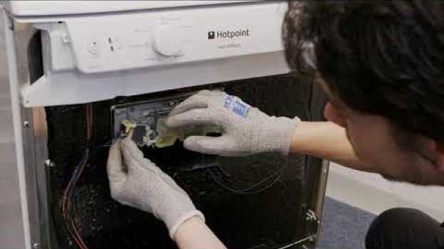 Video Cómo cambiar el dispensador de detergente de un lavavajillas Hotpoint en Español