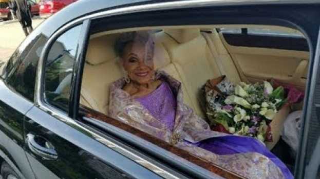 Video ★ В 86 она вновь вышла замуж. Все интернет пространство обсуждает «самую стильную пожилую невесту». em Portuguese