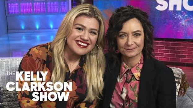 Video Sara Gilbert's And Kelly Clarkson's Kids Visit Them On Set—But Not To See Them en français