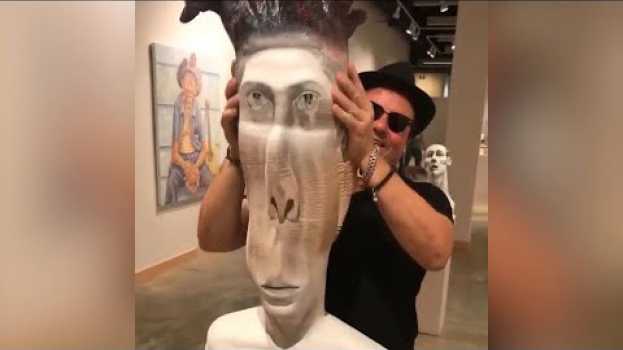 Video Dalla bancarotta a fenomeno virale: l'artista rinato grazie alle sue sculture di carta su italiano