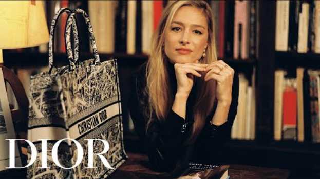 Видео The Dior Book Tote Club with Beatrice Borromeo на русском