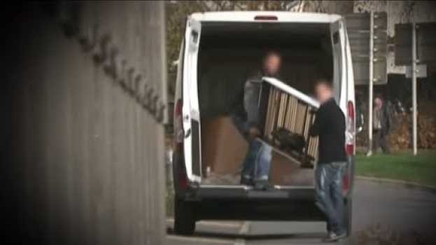 Video Ils détruisent son ancien lit pour lui en vendre un neuf em Portuguese