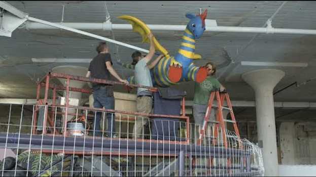 Video My Father's Dragon | Exhibit Fabrication Takes Flight at The Rabbit hOle su italiano