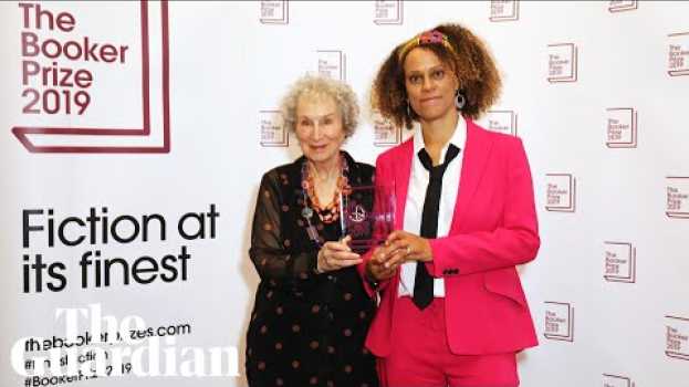 Video Margaret Atwood and Bernardine Evaristo jointly awarded Booker Prize em Portuguese