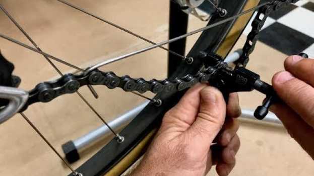 Video Comment démonter et remonter une chaîne de vélo. in English
