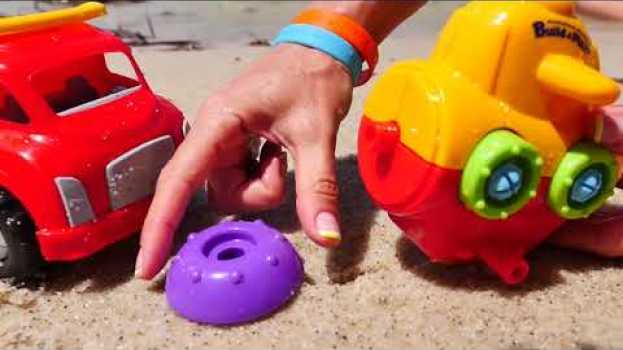 Видео Giocattoli per bambini: Un piccolo sottomarino gioca sulla spiaggia на русском