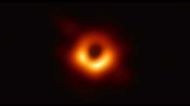Video Finalmente, pela primeira vez na história, uma imagem real de um buraco negro!  Bora ver?  Vem! su italiano