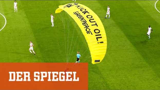 Видео Die Bruchlandung von Greenpeace: Umweltschutzaktion kurz vor EM-Spiel | DER SPIEGEL на русском