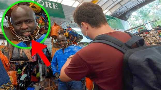 Video White Guy Shocks African Market by Speaking Their Language em Portuguese