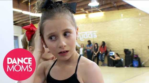 Video "Her Mother Just Sits There and Lets Abby Rip on Her!" (Season 7 Flashback) | Dance Moms en français