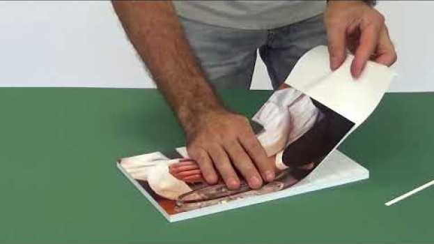 Video Applicare una foto su un pannello adesivo em Portuguese