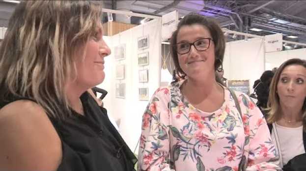 Video Elle éclate son budget au salon du mariage in Deutsch