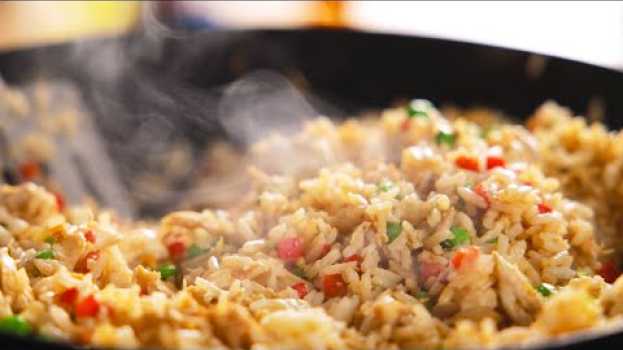 Video My Chicken Fried Rice Recipe = BETTER THAN TAKEAWAY em Portuguese