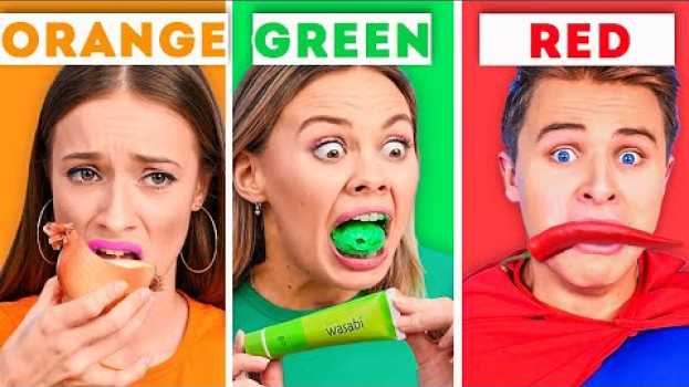 Video EATING ONLY ONE COLOR OF FOOD FOR 24 HOURS! || Funny Food Challenges en français