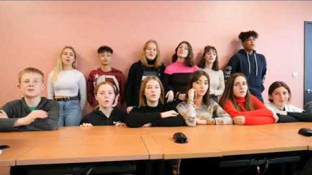 Видео "Respecte moi" - Les inégalités femme/homme mises en chanson par les jeunes на русском