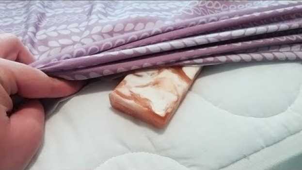 Видео Ecco il motivo per cui si dovrebbe mettere una pezzo di sapone sotto le lenzuola di notte! на русском