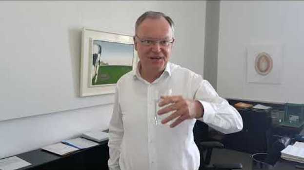 Video Ministerpräsident Stephan Weil: Bei der Sommerhitze viel Wasser trinken. in English