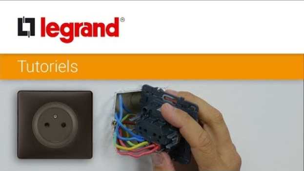 Video Comment remplacer une prise de courant par une prise Céliane™ Surface Legrand ? em Portuguese