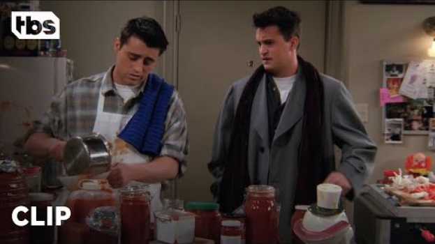Video Friends: Joey Takes Extreme Measure To Get Cast (Season 2 Clip) | TBS en français