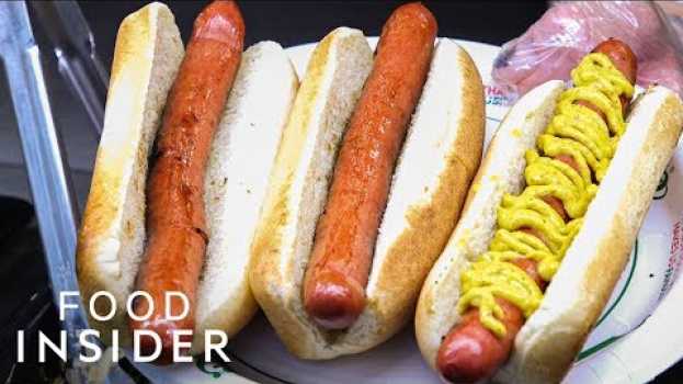 Video How Nathan's Makes The Most Legendary Hot Dogs In NYC | Legendary Eats em Portuguese