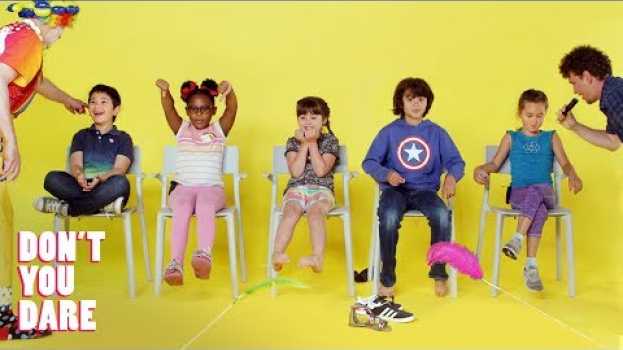 Video We challenged 5 kids to try not to laugh! | Don't You Dare | HiHo Kids in Deutsch