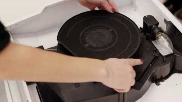 Video Come sostituire il filtro carbone in una cappa in English
