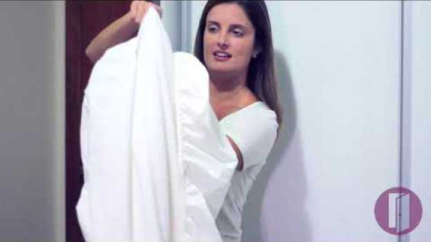 Video Como dobrar lençol de elástico só com dois dedinhos su italiano