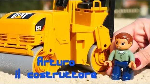 Video Arturo il costruttore: Asfaltatrice sulla sabbia- Costruzioni em Portuguese