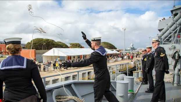 Video HMAS Toowoomba returns home from on deployment in English