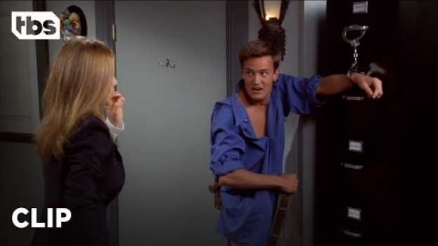 Video Friends: Chandler Gets Handcuffed By Rachel's Boss (Season 4 Clip) | TBS en français