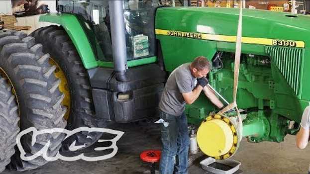 Video Farmers Are Hacking Their Tractors Because of a Repair Ban en Español
