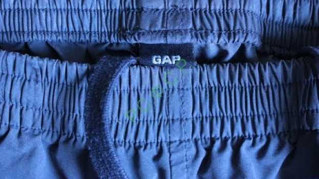 Video США 5102: Вот, штаны и их длина - фирма GAP, казалось бы - дюйм туда, дюйм сюда - и это в Америке en français