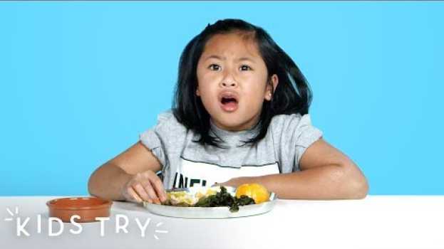 Video Kids Try Prison Food from Around the World | Kids Try | HiHo Kids en Español