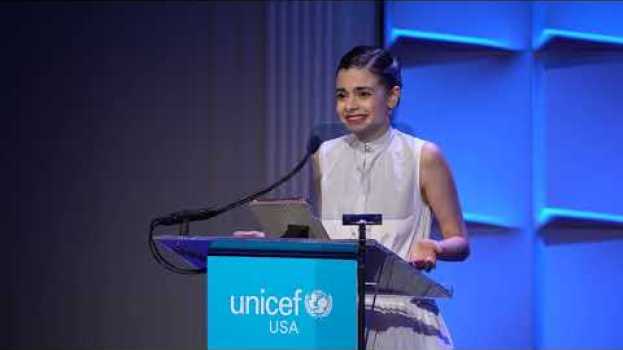 Video Aria Mia Loberti Delivers an Impassioned Speech on Advocacy at the 2023 UNICEF Gala su italiano