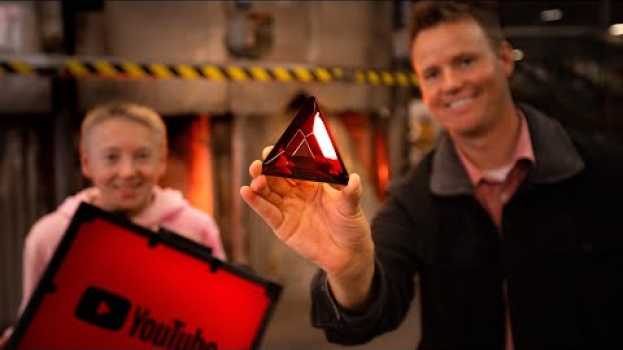 Video What's inside YouTube Red Diamond Award? en français